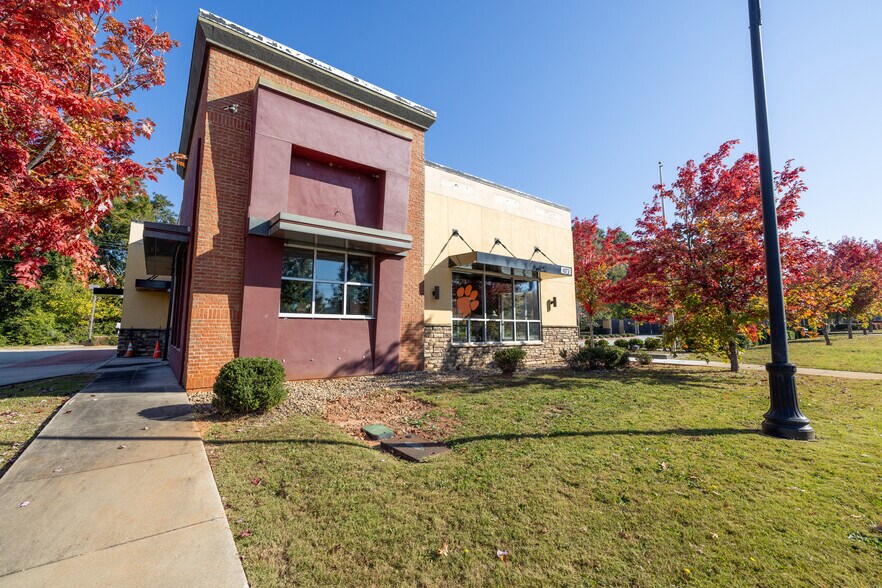 More Photos Of 1071 Tiger Blvd, Clemson Restaurant For Lease