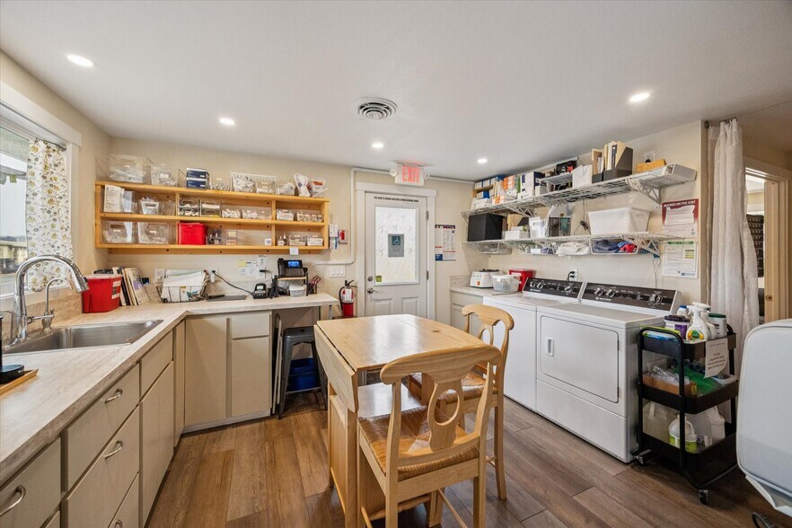 More Photos Of 615 SE 1st Ave, Canby Office For Sale