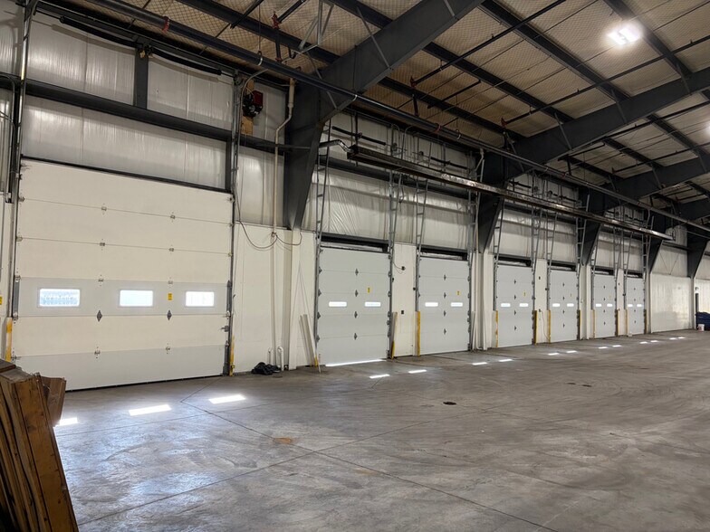 More Photos Of 3430-3436 Washington St, Gurnee Warehouse For Lease