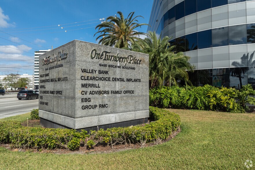 More Photos Of 19495 Biscayne Blvd, Aventura Office For Lease