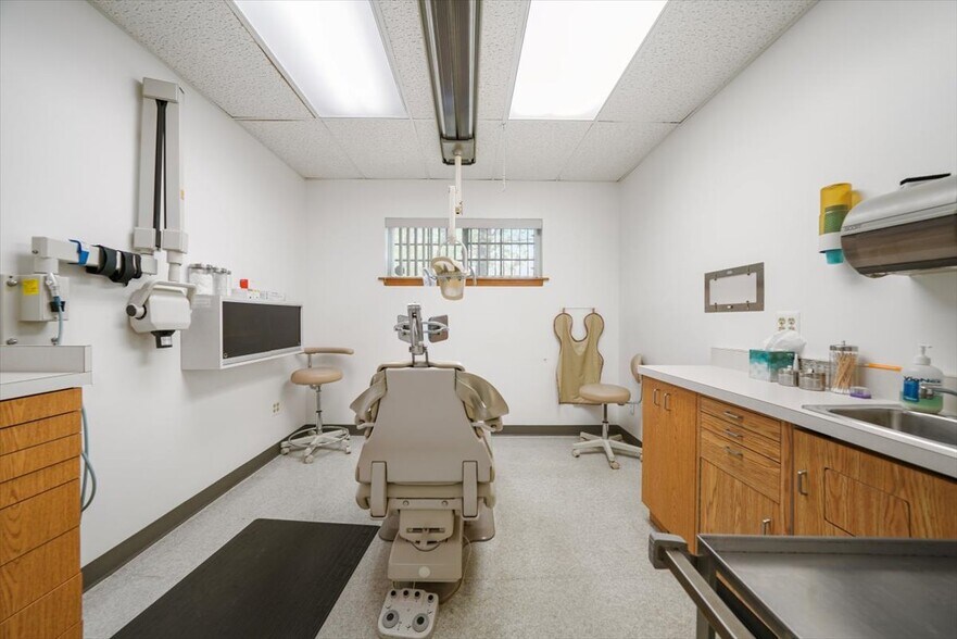 More Photos Of 468 Gidney Ave, Newburgh Medical For Sale