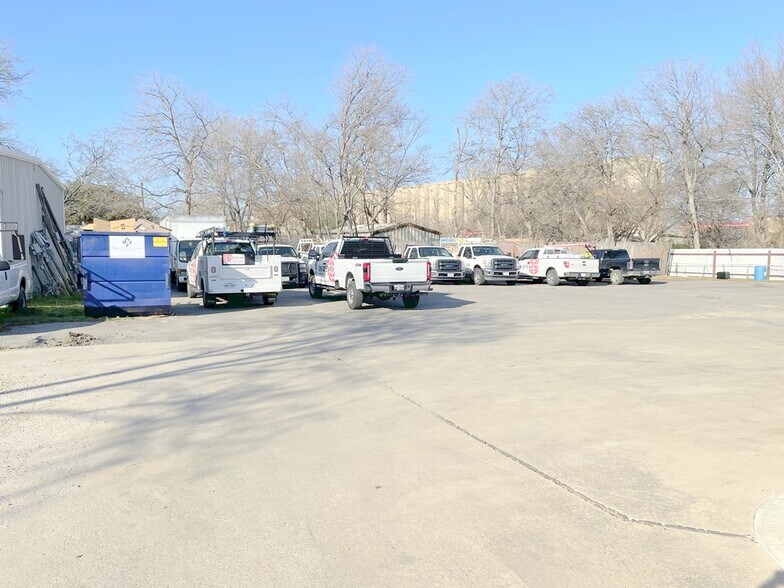 More Photos Of 132 W McLeroy Blvd, Saginaw Warehouse For Sale