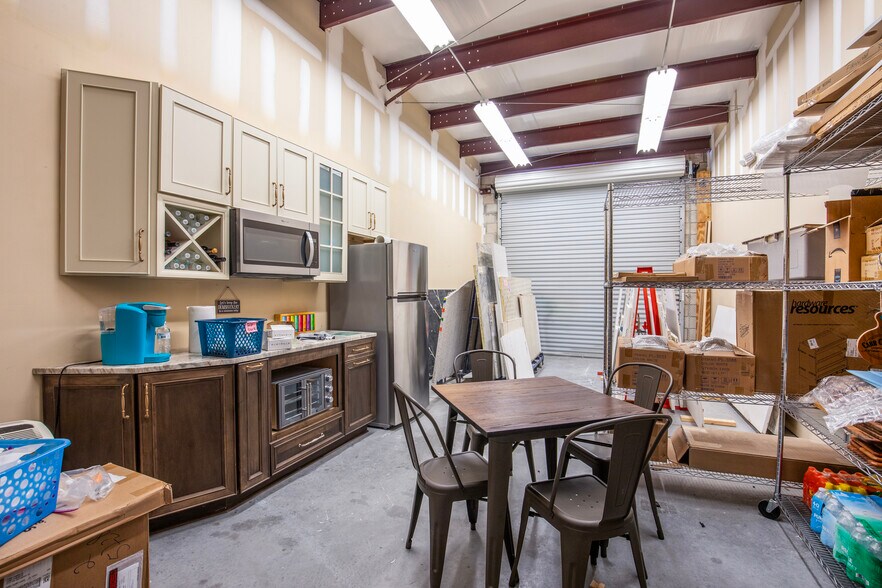 More Photos Of 2652 SW Brigantine Pl, Port Saint Lucie Warehouse For Lease