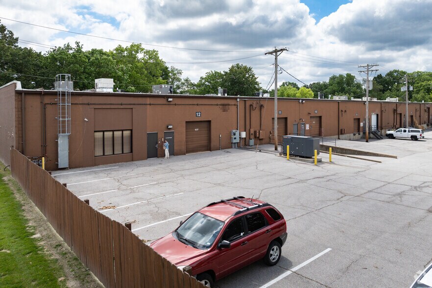 More Photos Of 1601-1617 Manufacturers Dr, Fenton Warehouse For Sale