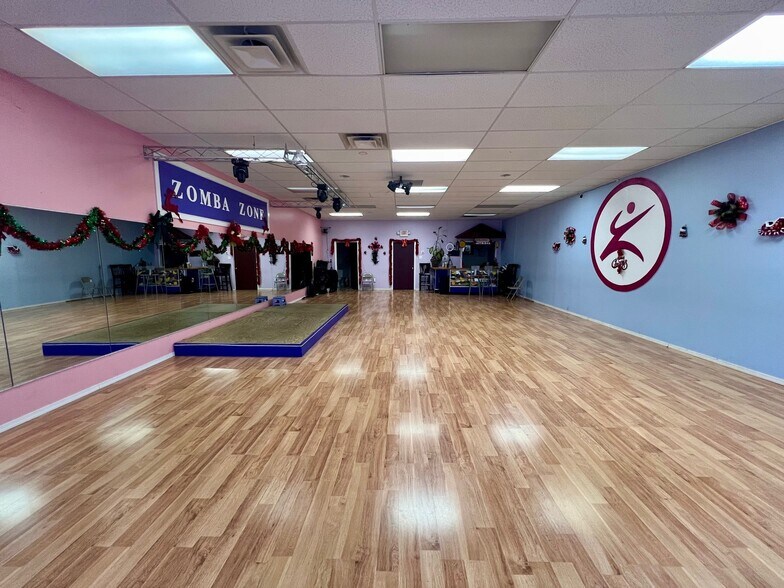 More Photos Of 2419 W Newport Pike, Wilmington Storefront Retail Office For Lease