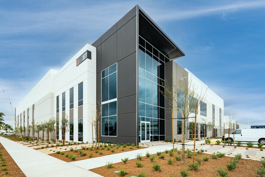 More Photos Of 3071 E Coronado St, Anaheim Warehouse For Lease