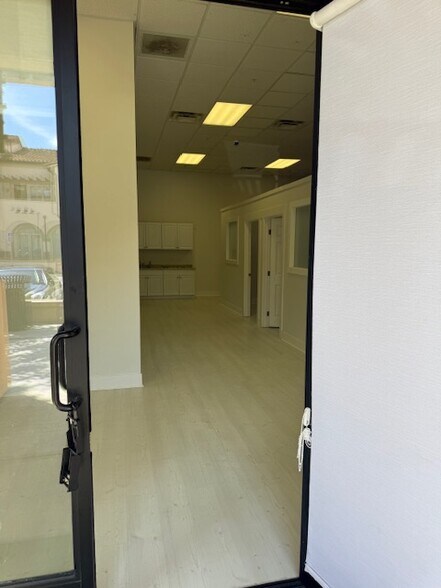 More Photos Of 211 Village Commons Blvd, Camarillo Storefront Retail Residential For Lease