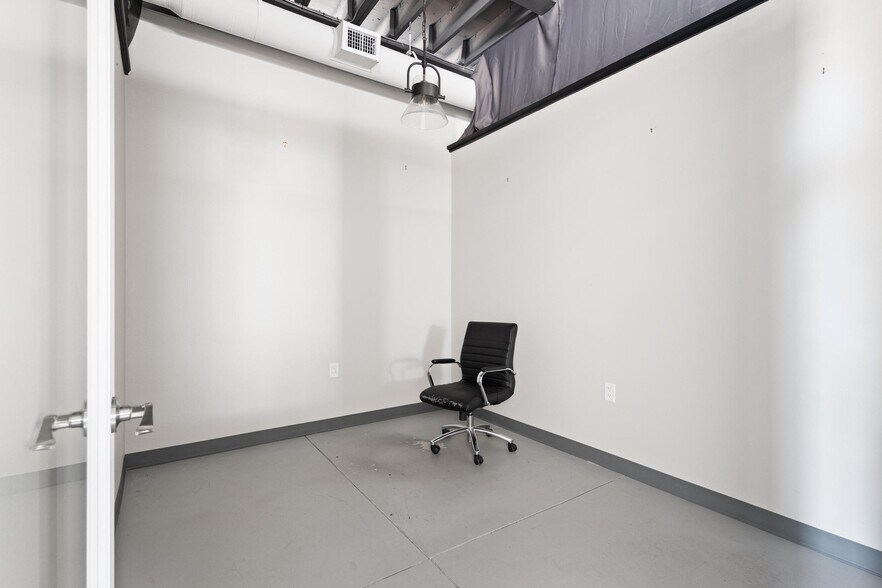 More Photos Of 229 E Lemon St, Tarpon Springs Auto Repair For Lease