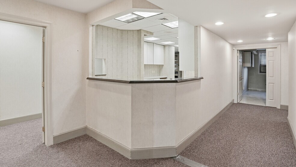 More Photos Of 325 W Park Ave, Long Beach Medical For Sale