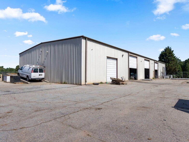 More Photos Of 673 Sandy Springs Rd, Piedmont Warehouse For Lease