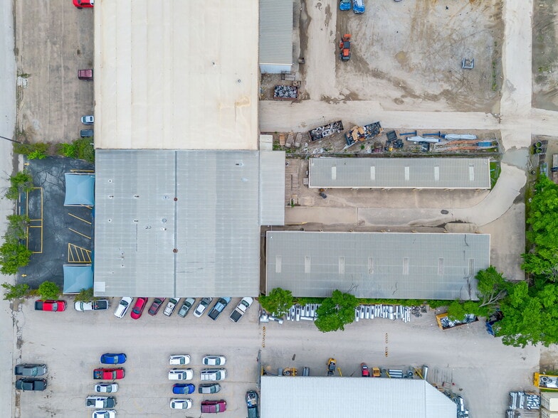 More Photos Of 5938 Eden Dr, Haltom City Warehouse For Lease
