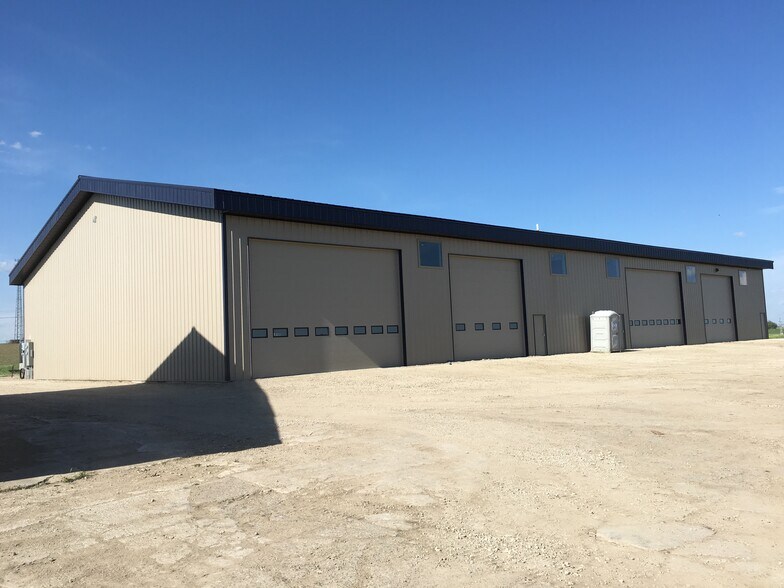 More Photos Of 2976 73rd St, Atkins Flex For Lease