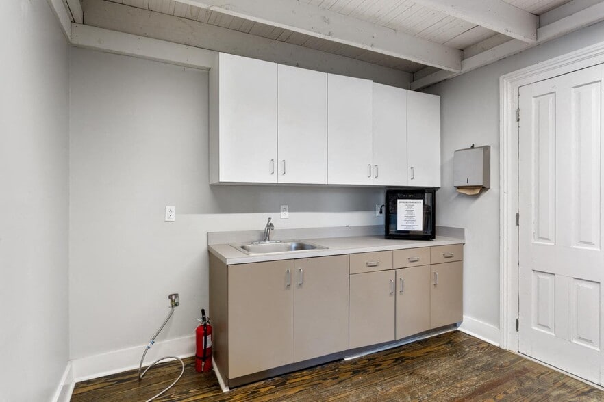 More Photos Of 5576 Peachtree Rd, Atlanta Storefront Retail Office For Lease
