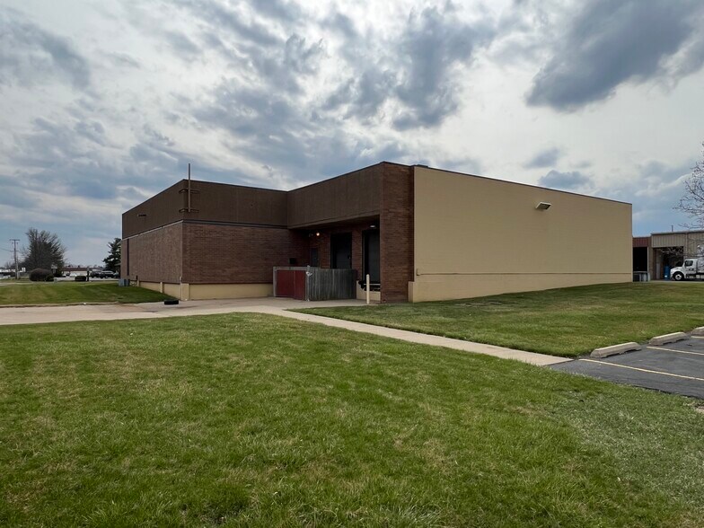 More Photos Of 2305 W Altorfer Rd, Peoria Light Manufacturing For Lease