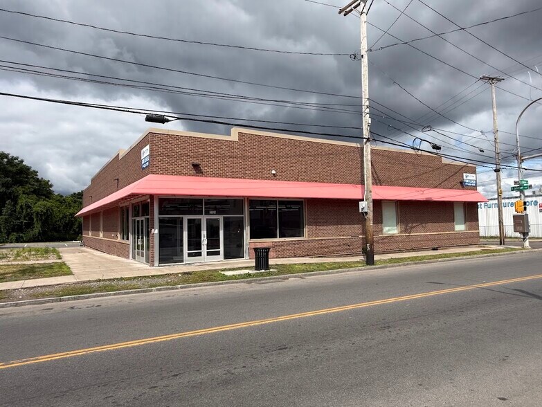 More Photos Of 2826 S Salina St, Syracuse Freestanding For Lease