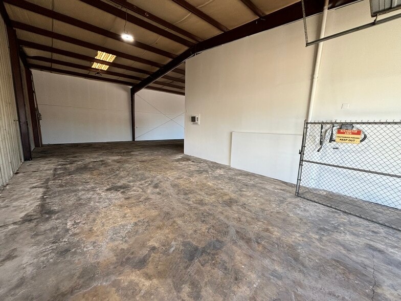 More Photos Of 2570 Berner St, Fort Worth Service For Sale