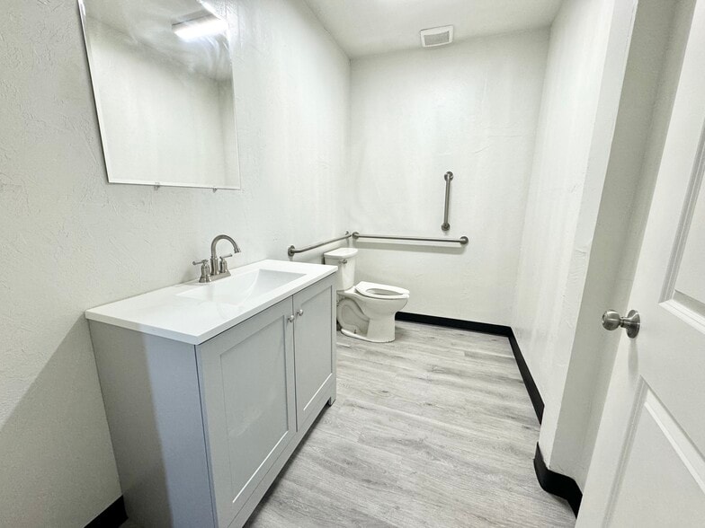 More Photos Of 1626 SE 40th St, Oklahoma City Service For Lease