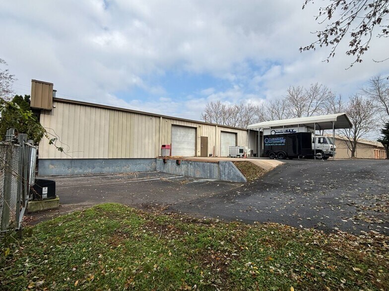 More Photos Of 2076 Allied Dr, Gainesville Warehouse For Lease