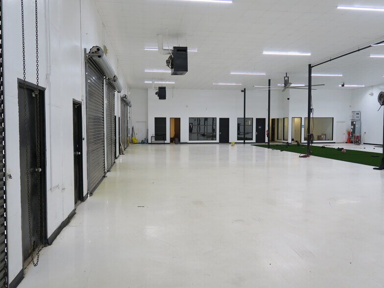 More Photos Of 5900 Schumacher Ln, Houston Auto Repair For Lease