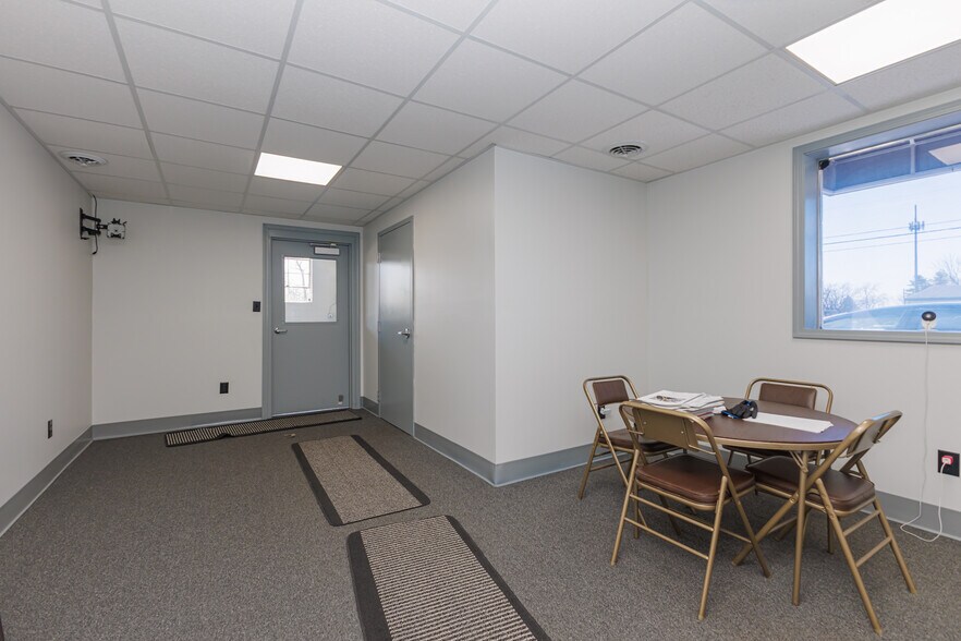 More Photos Of 5513 N Oxford St, Indianapolis Showroom For Lease