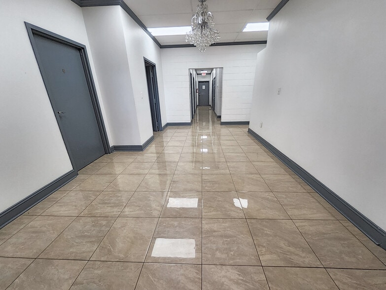 More Photos Of 2301 Devine St, Columbia General Retail For Lease