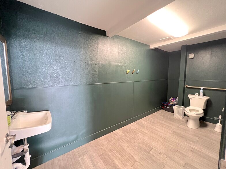 More Photos Of 107 East St, Hutto Storefront Retail Office For Sale