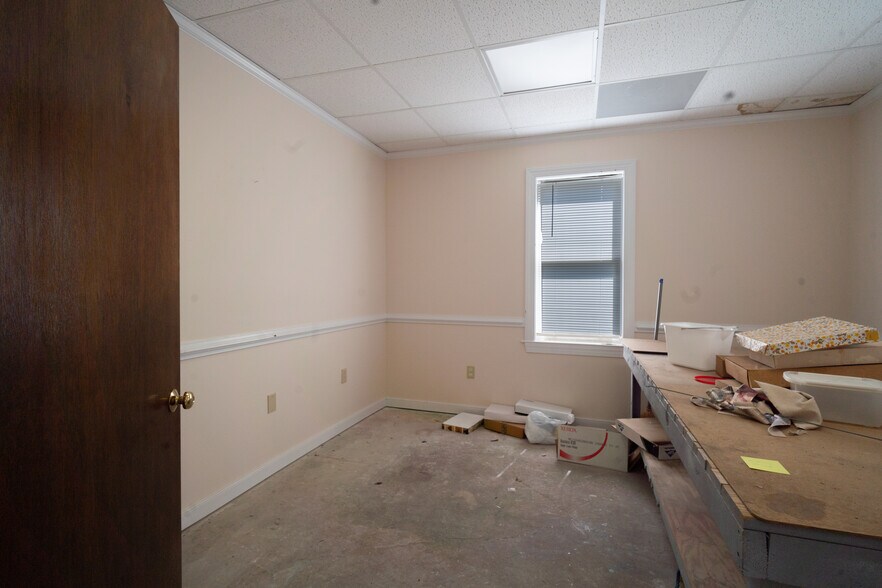 More Photos Of 220 Chesapeake Dr, White Stone Office For Sale