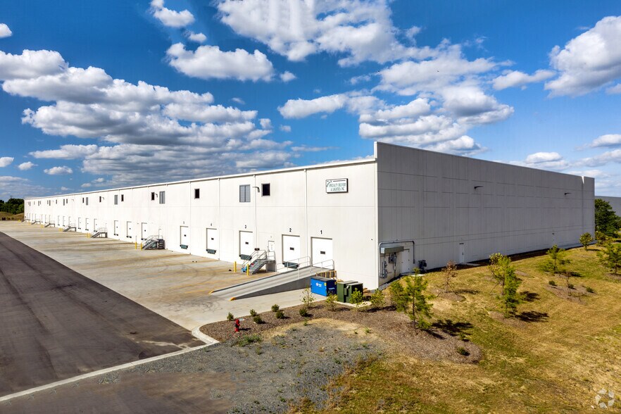 More Photos Of 3437 Stateview Blvd, Fort Mill Distribution For Lease