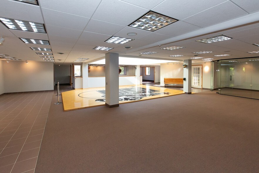 More Photos Of 2040 N Ferry St, Anoka Office For Sale