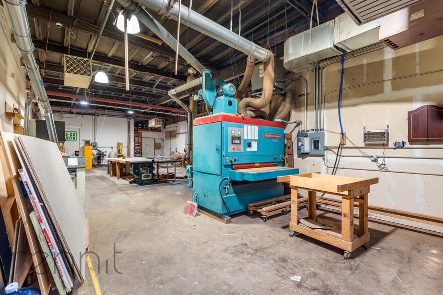 More Photos Of 5606 Cooper Ave, Glendale Warehouse For Lease