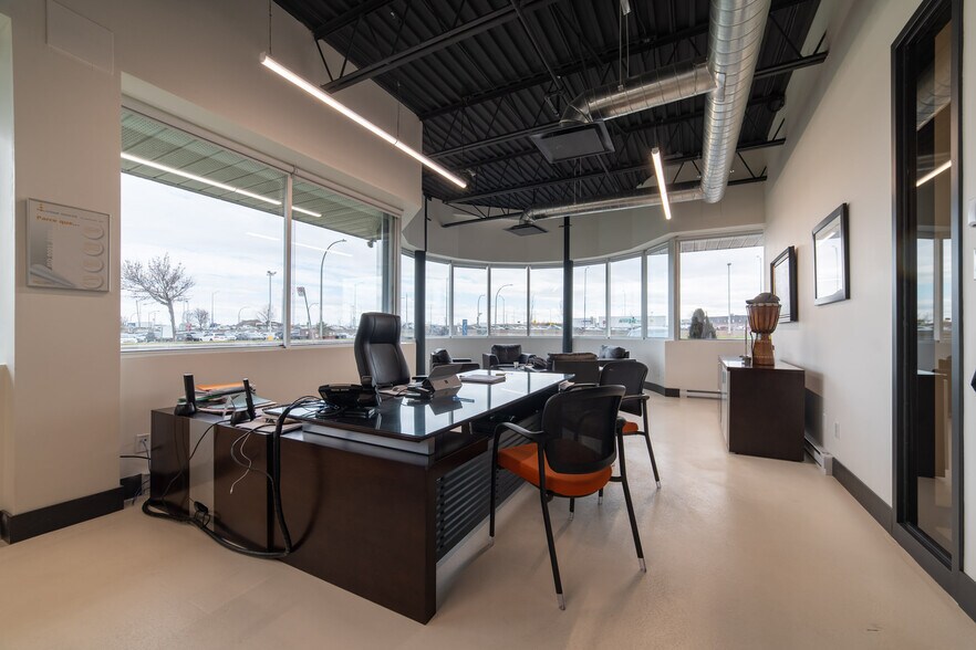 More Photos Of 2425 Pitfield, Montréal Flex For Lease