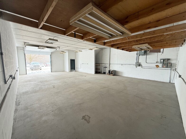 More Photos Of 1033 Pattullo Ave, Woodstock Industrial For Sale