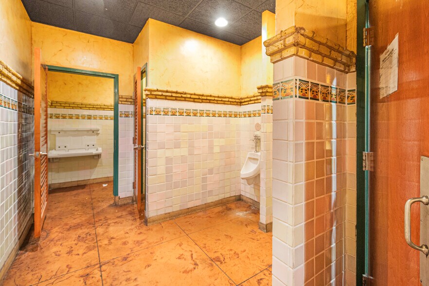 More Photos Of 2807 W 10th Ave, Kennewick General Retail For Sale