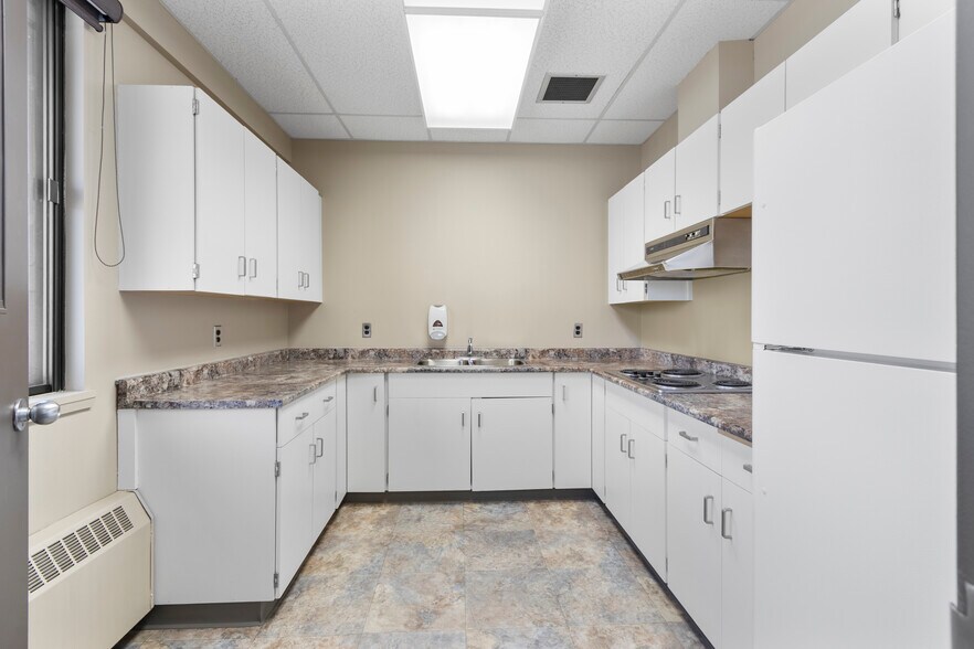 More Photos Of 5516 Industrial Rd, Rocky Rapids Office For Lease