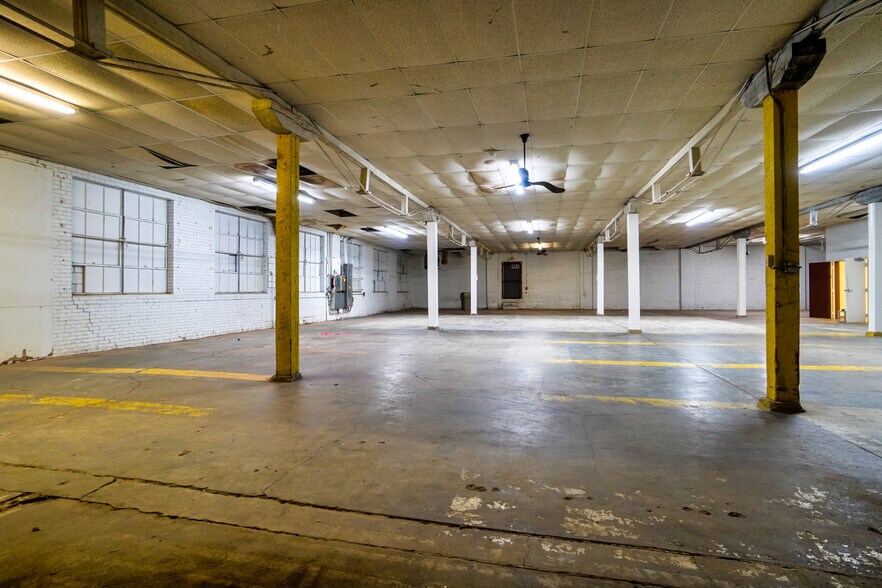 More Photos Of 8 NW 8th St, Oklahoma City Light Manufacturing For Lease