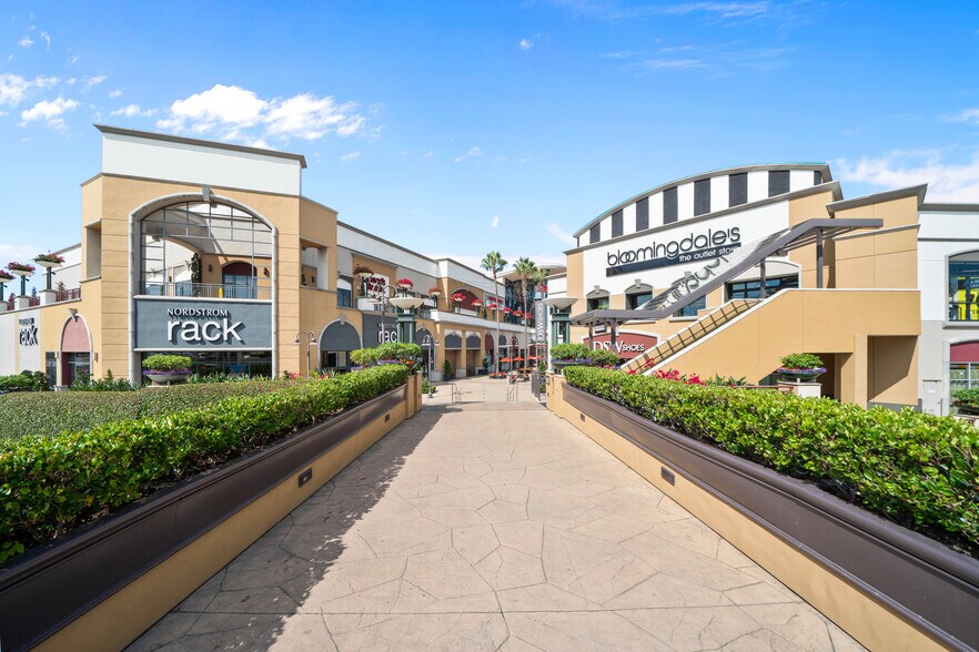 More Photos Of 950 S Coast Dr, Costa Mesa Office For Lease