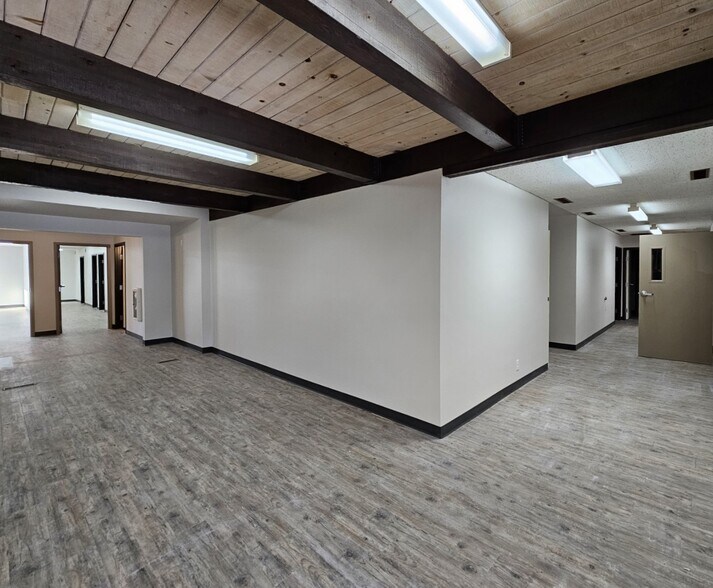 More Photos Of 524 Willow Dr, Alexandria Office For Lease