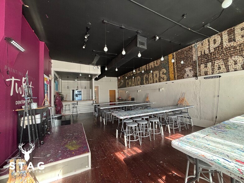 More Photos Of 208 W Oak St, Denton Storefront For Lease