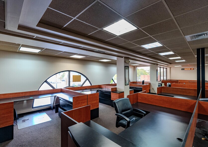 More Photos Of 152 Ne 167th St, Miami Office For Sale