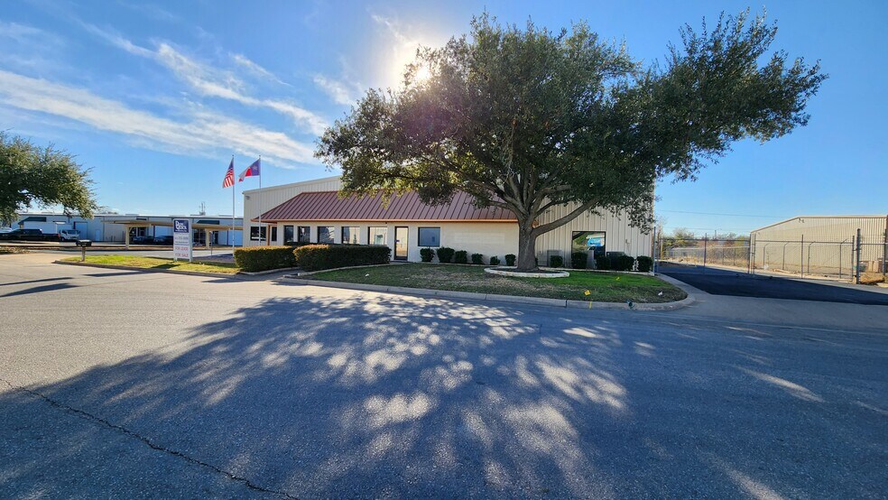 More Photos Of 1304 W Industrial Blvd, Round Rock Light Distribution For Sale