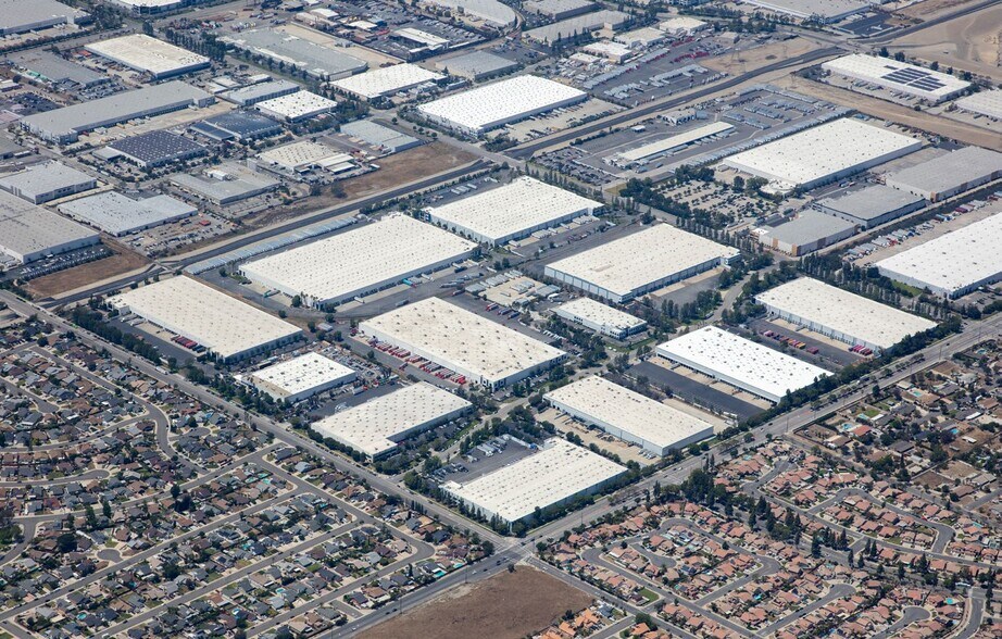 More Photos Of 11754 Cabernet Dr, Fontana Warehouse For Lease