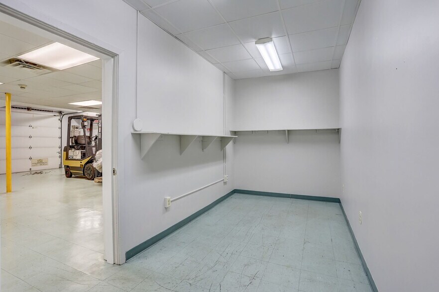 More Photos Of 329 Otter St, Bristol Flex For Lease