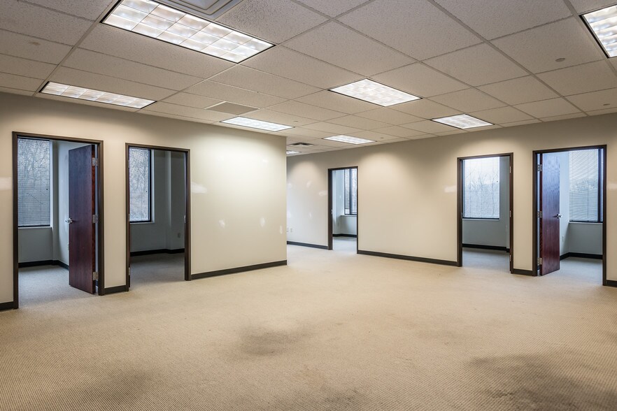 More Photos Of 2720 Airport Dr, Columbus Unknown For Lease