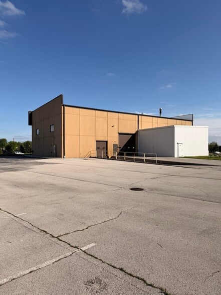 More Photos Of 572 Brewery Ln, Bourbonnais Showroom For Lease