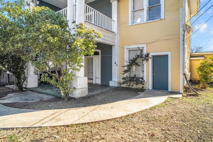 More Photos Of 1110 W Ashby Pl, San Antonio Apartments For Sale