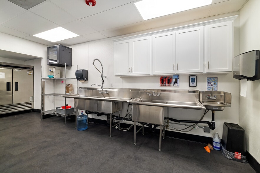 More Photos Of 44339 Beech Ave, Lancaster Schools For Lease