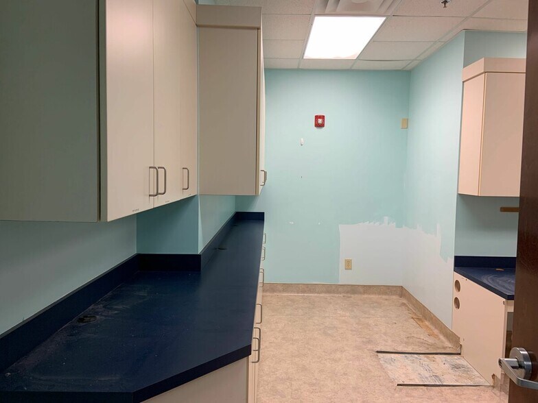 More Photos Of 509 Olde Waterford Way, Leland Office For Lease