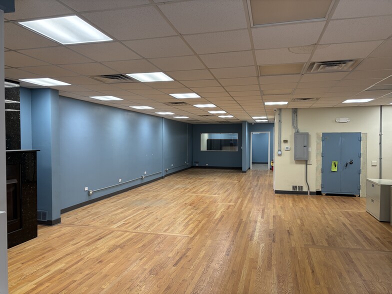 More Photos Of 4210 W Irving Park Rd, Chicago General Retail For Lease