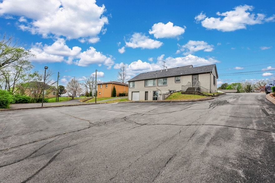 More Photos Of 1758 Memorial Dr, Clarksville Medical For Lease