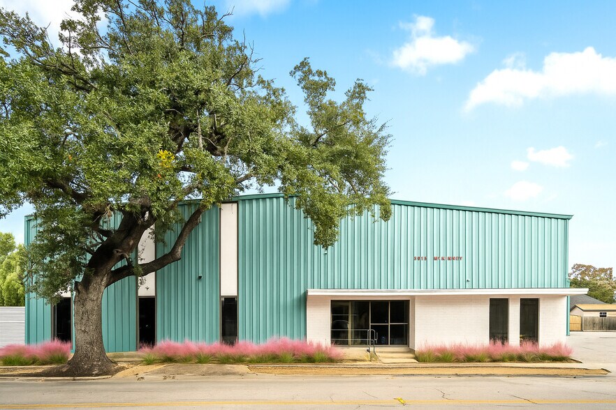 Primary Photo Of 3915 McKinney St, Houston Light Distribution For Sale